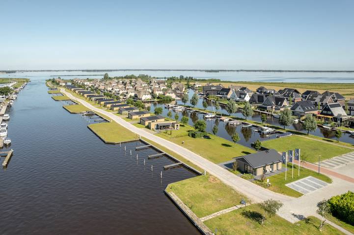 Gemütliche 4-Personen-Docklodge mit eigenem Steg und Ladestation in Delfstrahuizen in Delfstrahuizen, Friesland