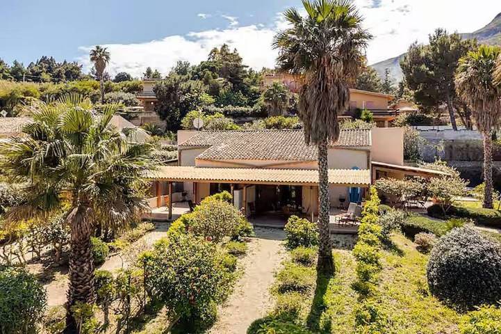 Villa for 6 people, with garden and balcony, with pets in Scopello