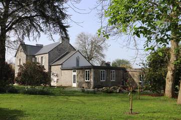 Gîte pour 8 personnes, avec jardin à Bégard