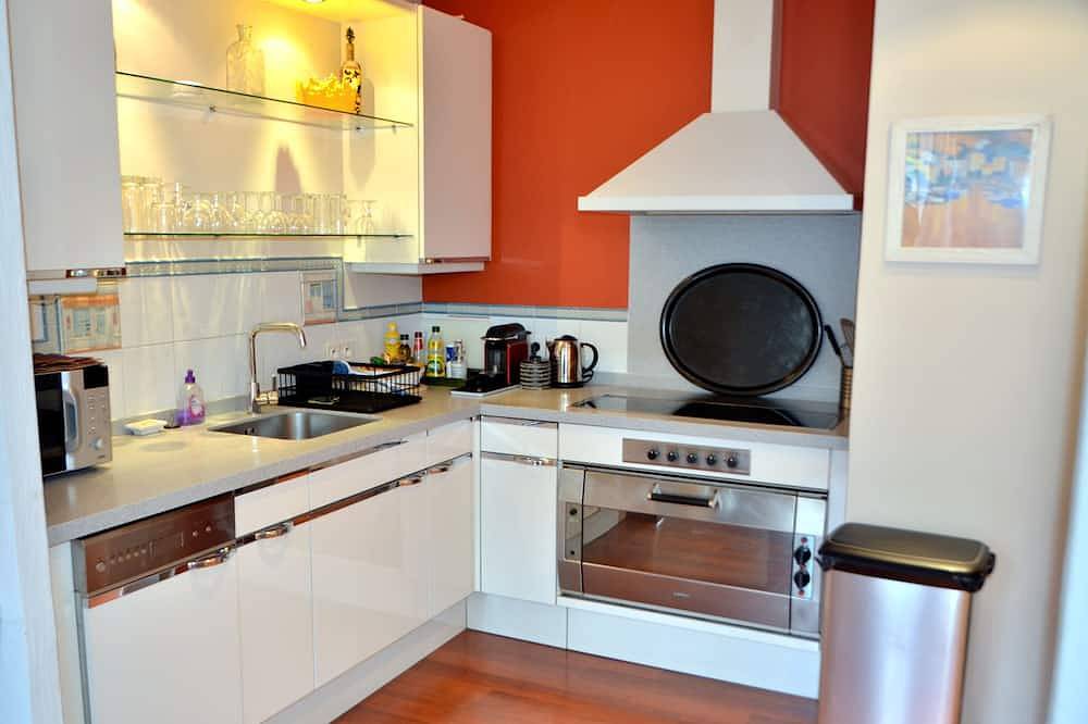 Entire apartment, The appt is located in the heart of downtown, 5 minutes from Avignon in Villeneuve-lès-Avignon, Nimes region
