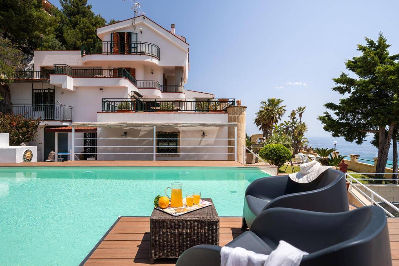 Villa vista mare con piscina privata a Mondello in Palermo, Provincia di Palermo