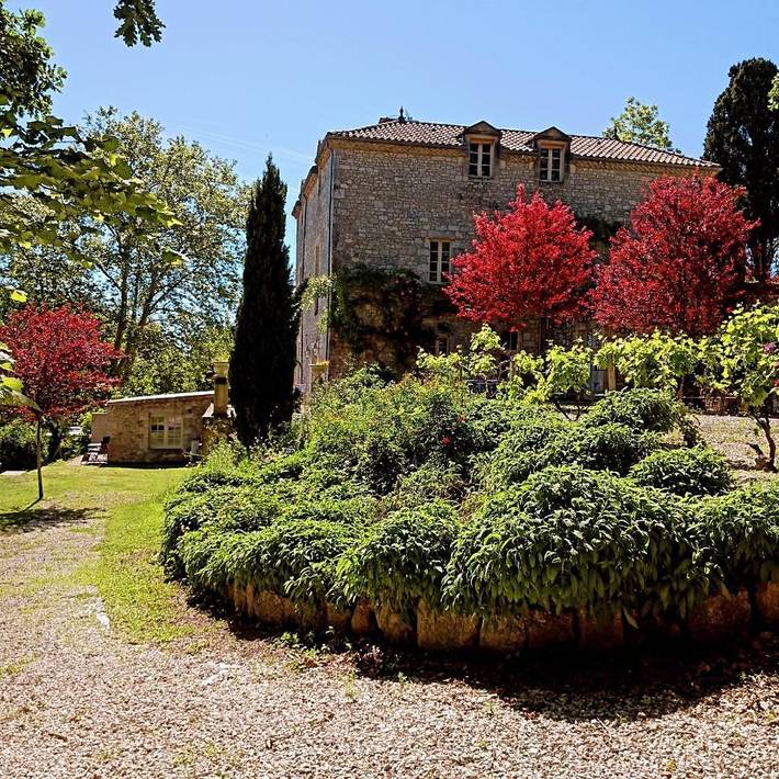 Location de vacances pour 2 personnes, avec Terrasse et Jardin ainsi que Piscine et Vue à Montaut (Dordogne)