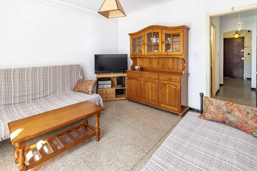 Entire apartment, Sant Genís 19 - top-floor apartment with terrace in Llanca, Upper Empordà
