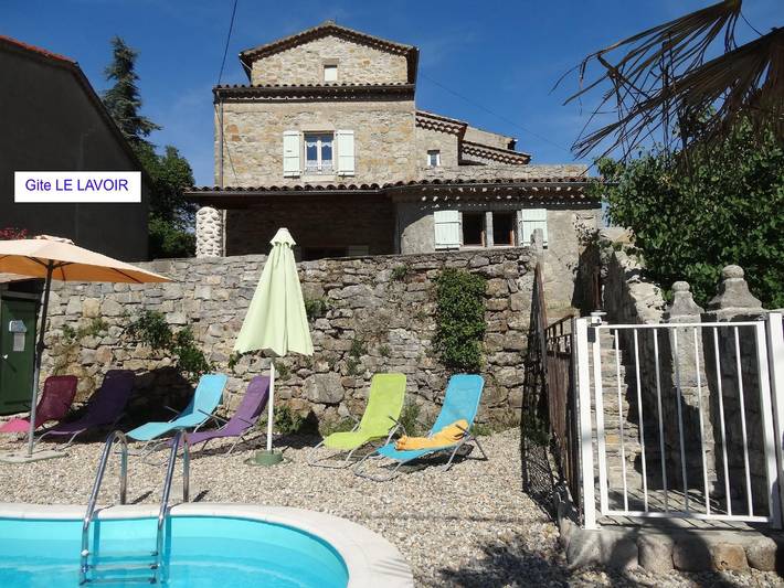 Location de vacances pour 6 personnes, avec terrasse et jardin à Saint-Paul-le-Jeune