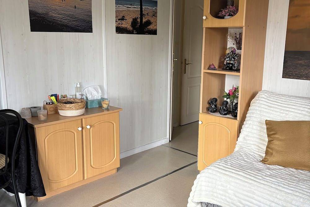 Peaceful 4/5 person chalet ideal for a family holiday with swimming pool in Lissac-sur-Couze, Brive-la-Gaillarde region