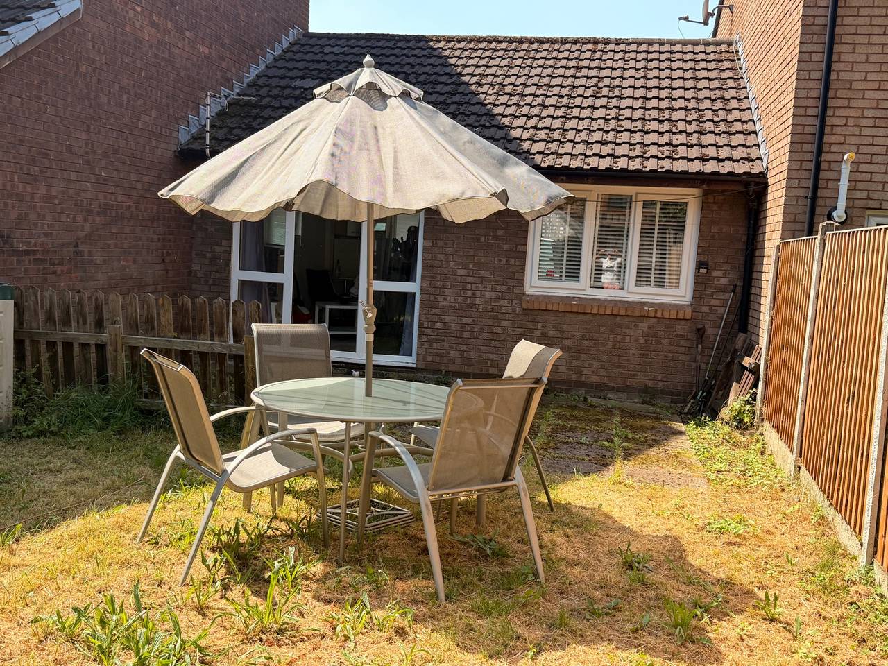 Bungalow Sleeps 4 with Free Parking and Garden in Manchester, Grand Manchester