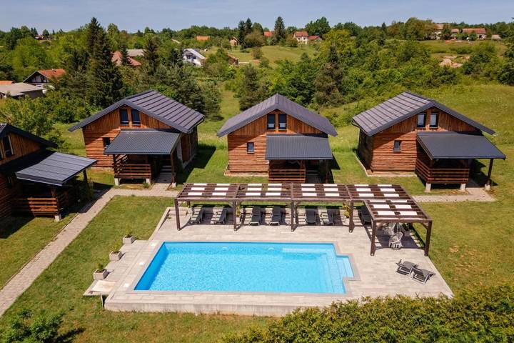 Ferienhaus für 4 Personen, mit Terrasse und Garten sowie Pool und Ausblick