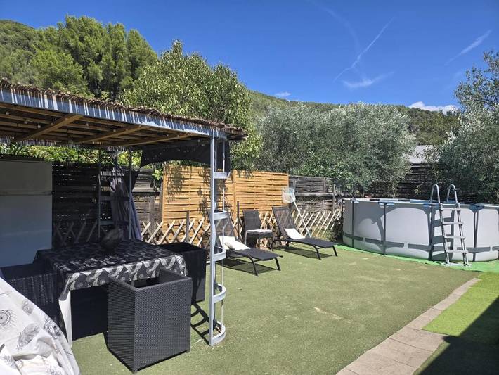 Chalet pour 6 personnes, avec jardin ainsi que vue et piscine