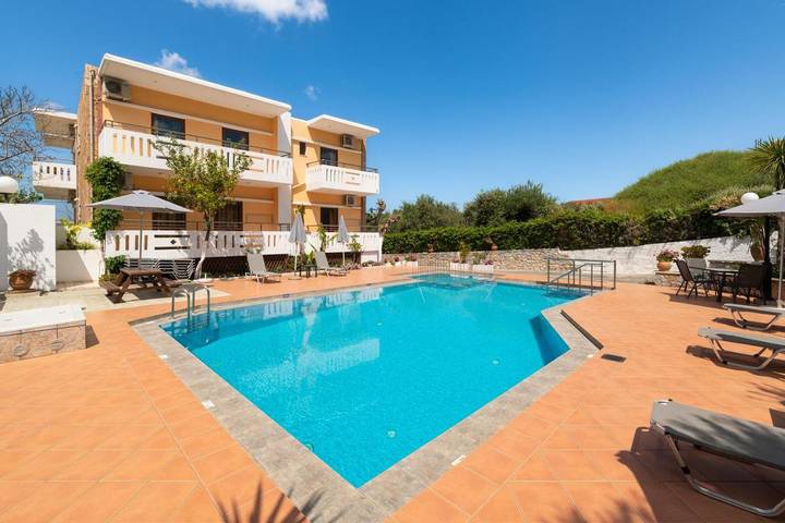 Appart’hôtel pour 3 personnes, avec Balcon et Jardin ainsi que Bassin pour enfant et Piscine dans Kalyves