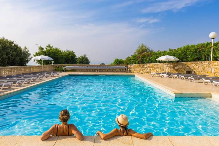 Vakantiepark voor 3 personen, with Terras and Tuin as well as Zwembad and Uitzicht in de Ardèche