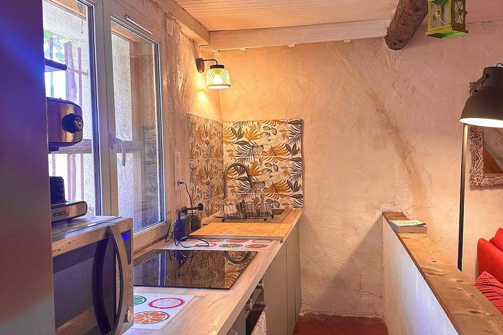 Charming Renovated House in Cucuron, sunny and quiet patio, large living space in Cucuron, Parc naturel régional du Luberon