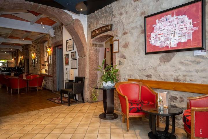 Hôtel pour 2 personnes, avec terrasse ainsi que jardin et piscine, animaux acceptés à Lapoutroie - 2