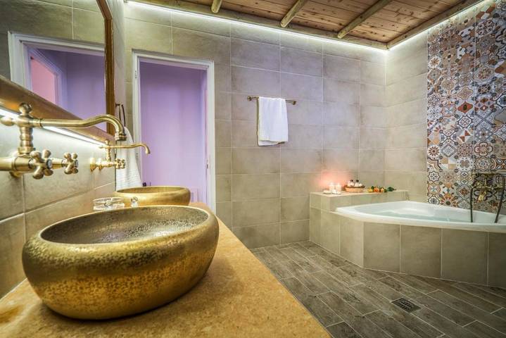 Ferienhaus für 7 Personen, mit Balkon und Whirlpool sowie Terrasse und Garten in Zakynthos Stadt - 4