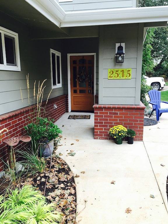 Ruhige Nachbarschaft 2 Meilen südlich der Innenstadt. Großes Haus bietet Platz für 6-8 Personen. in Salem (OR), Willamette Valley