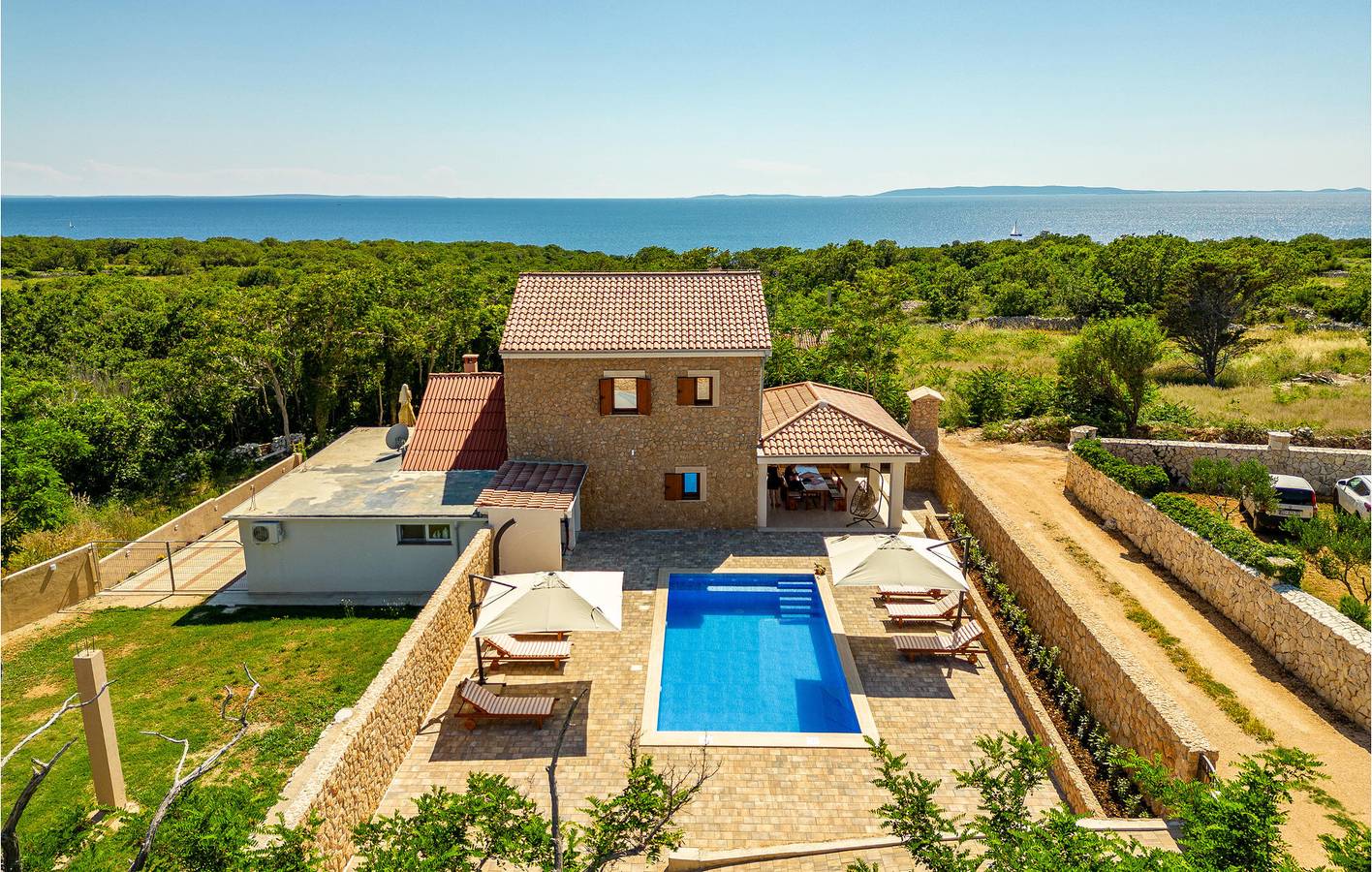 Confortable appartement de deux chambres avec piscine près de Stara Novalja et du littoral in Novalja, Pag