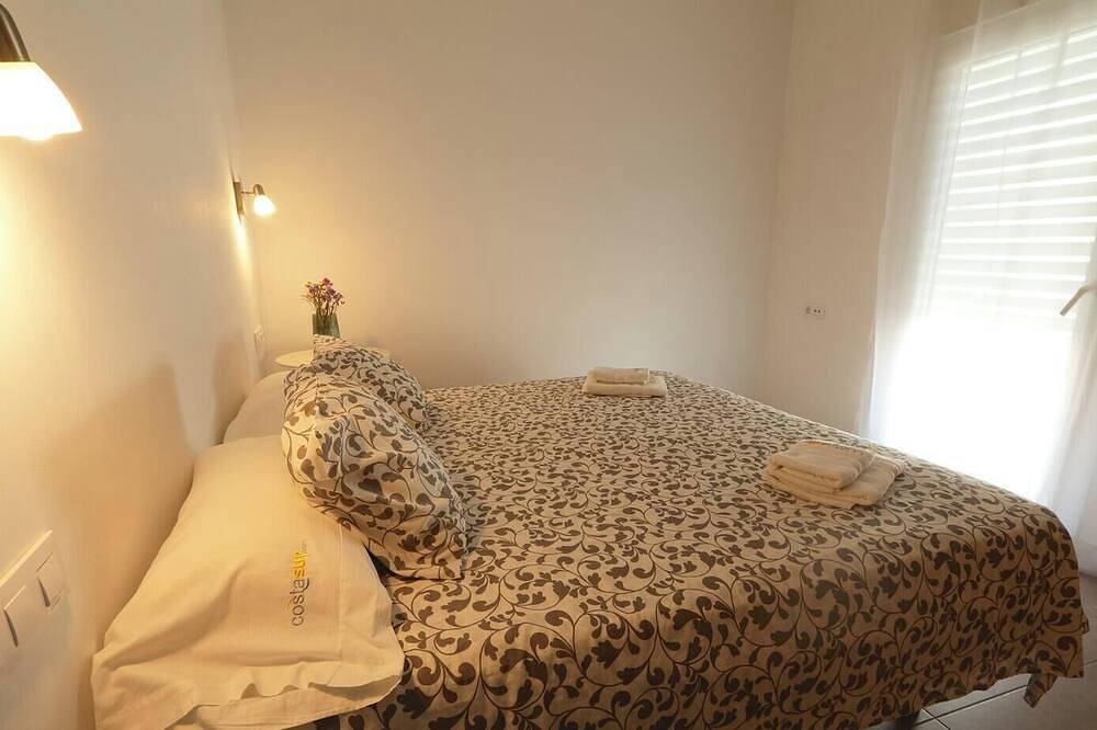 Ganze Wohnung, Buganvilla Apartment with Shared Pool in Puerto Real, Costa de la Luz