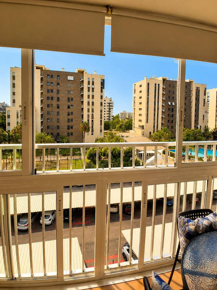 Apartamento entero, Amplio estacionamiento con piscina de 2 dormitorios cerca de la playa in Alacant, San Juan Playa (Alicante)