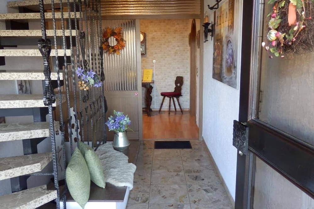 Ganze Wohnung, Ferienwohnung (130qm) mit schöner Aussicht in Sulzfeld, Rhön-Bayern