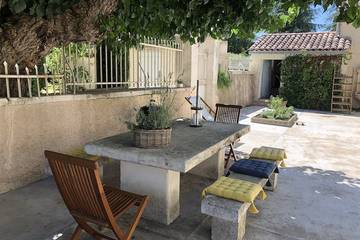 Location de vacances pour 6 personnes, avec terrasse et jardin à Goult