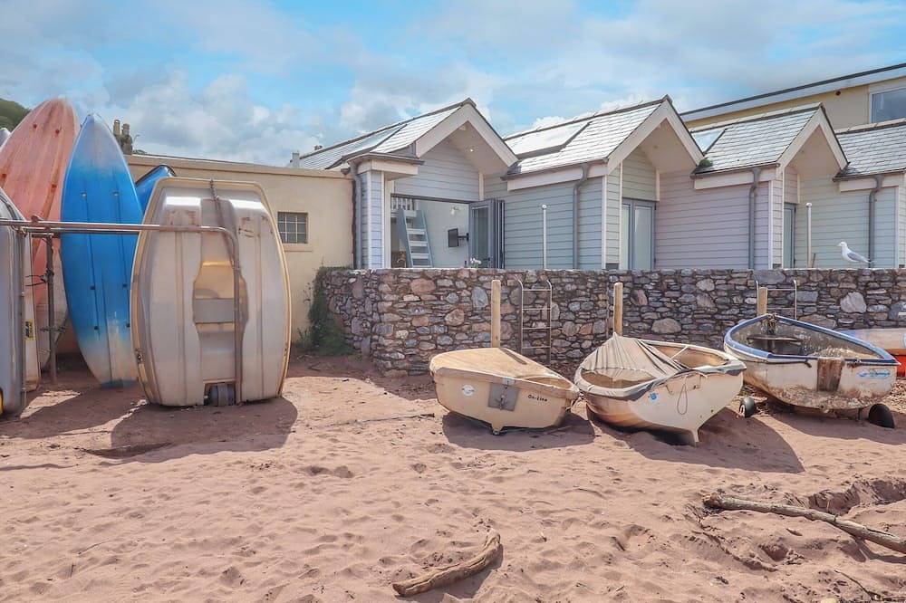 Beach Hut 5, romantic, country holiday cottage in Shaldon in Shaldon, Devon