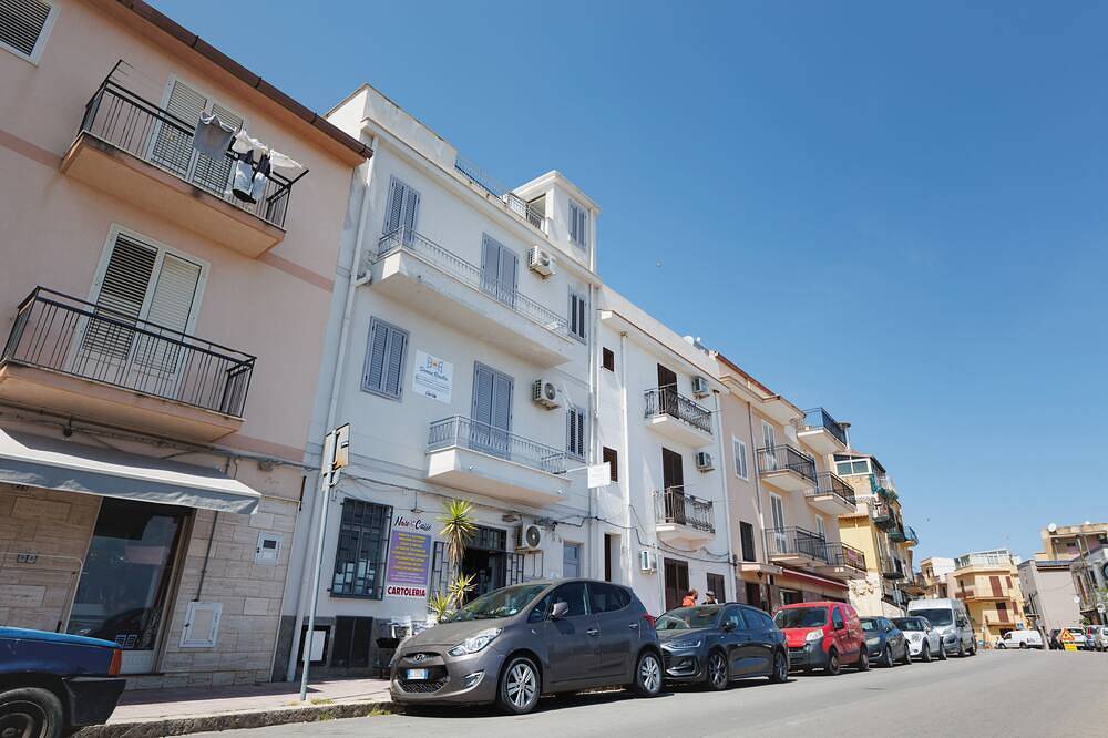 Entire apartment, Donna Rosalía Sea View Apartment with terrace/solarium included. in San Nicola l'Arena, Trabia