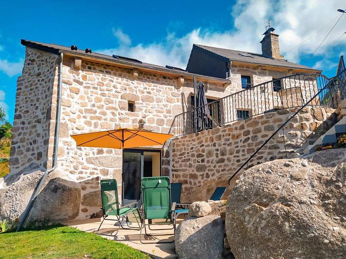 Gîte pour 6 personnes, avec Jacuzzi et Terrasse ainsi que Jardin et Vue à Rimeize (Lozère)