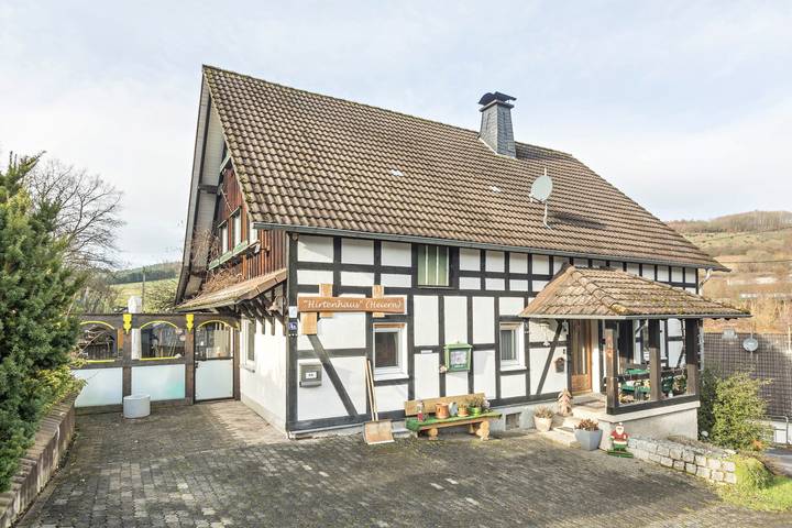 Geheel appartement, Appartement 'Hirtenhaus' met gedeeld terras en wifi in Kreis Olpe, Biggesee