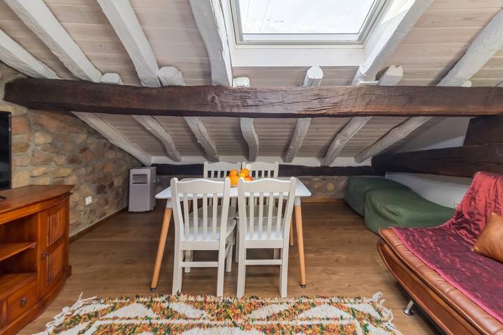 Country House 'Casa Velarde Apt 1' with Mountain Views, Private Garden and Wi-Fi in Viernoles, Torrelavega