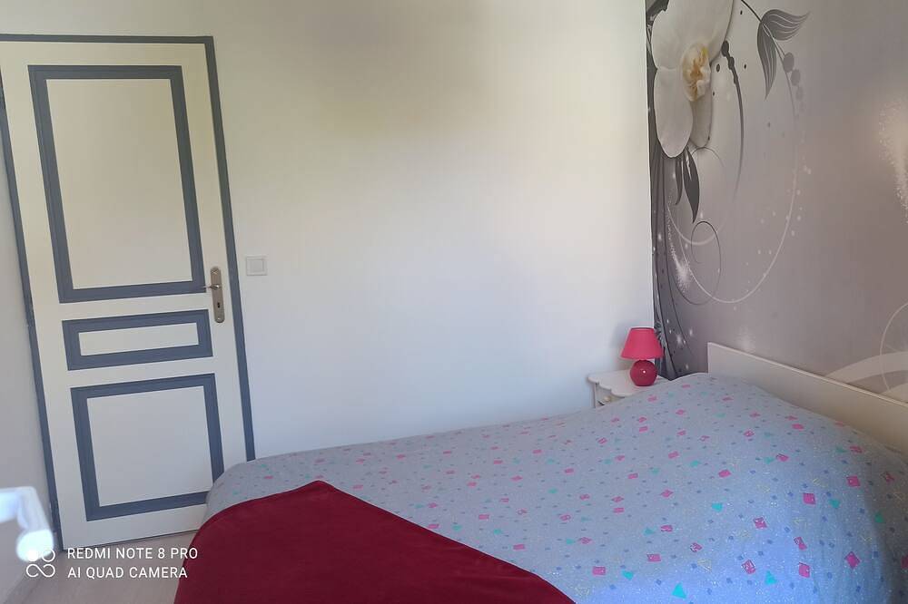 For Rent Private Room With Balcony And Jerdin in Le Mesnil-Saint-Denis, Parc naturel régional de la Haute Vallée de Chevreuse