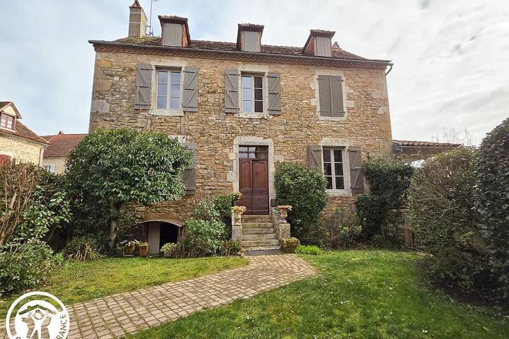 Location de vacances pour 6 personnes, avec jardin à Rignac (Lot)