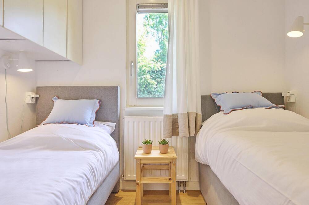 Vakantiehuis met grote tuin nabij het strand in Goedereede, Goeree-Overflakkee