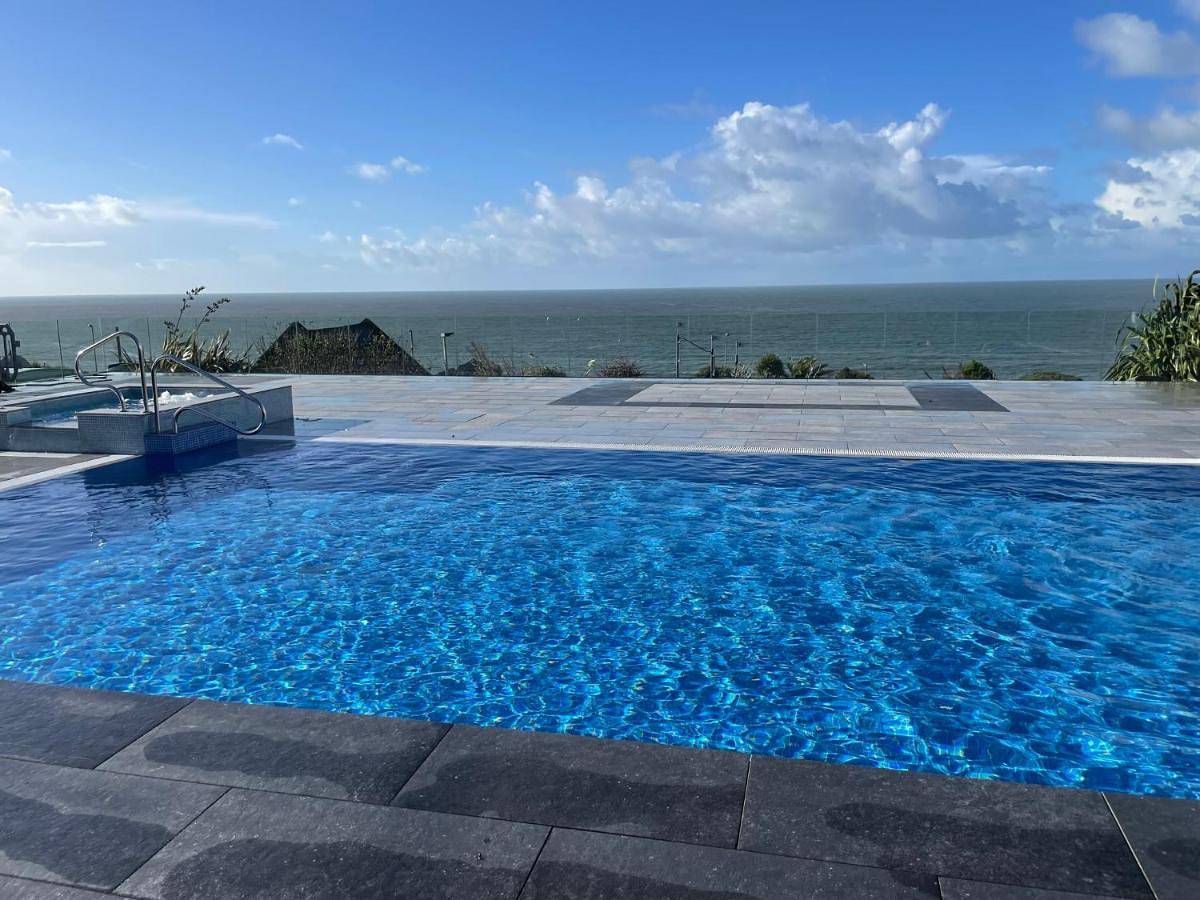 Swyn y Mor beach close Pet friendly hot tub in Barmouth, Snowdonia