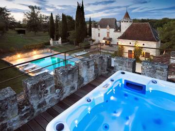 Château pour 20 personnes, avec balcon et jardin ainsi que piscine et sauna, adapté aux familles dans le Lot-et-Garonne