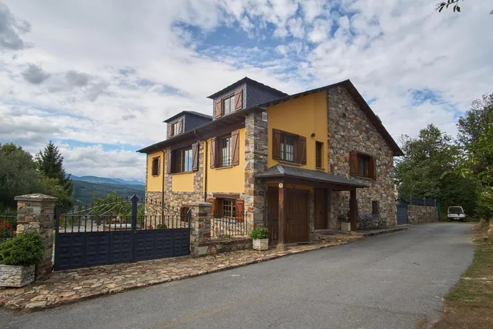 Casa de vacaciones para 7 personas, con piscina además de jacuzzi y jardín - 1