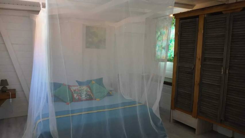 Location de vacances pour 2 personnes, avec terrasse ainsi que piscine et jardin dans Marie-Galante - 4