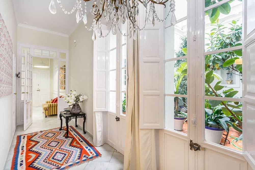 Entire apartment, Families, calm city center 3 bedrooms 5 bathrooms wifi air conditioning heating in Casco Antiguo, Sevilla
