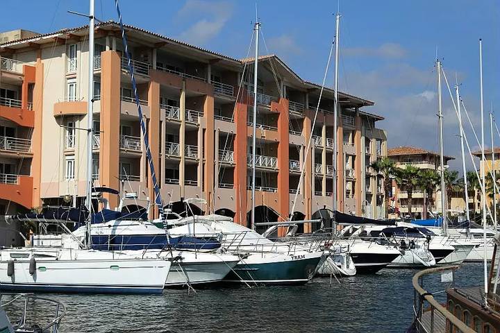 Gîte pour 6 personnes, avec piscine ainsi que balcon et vue dans Plage du Port Fréjus - 2