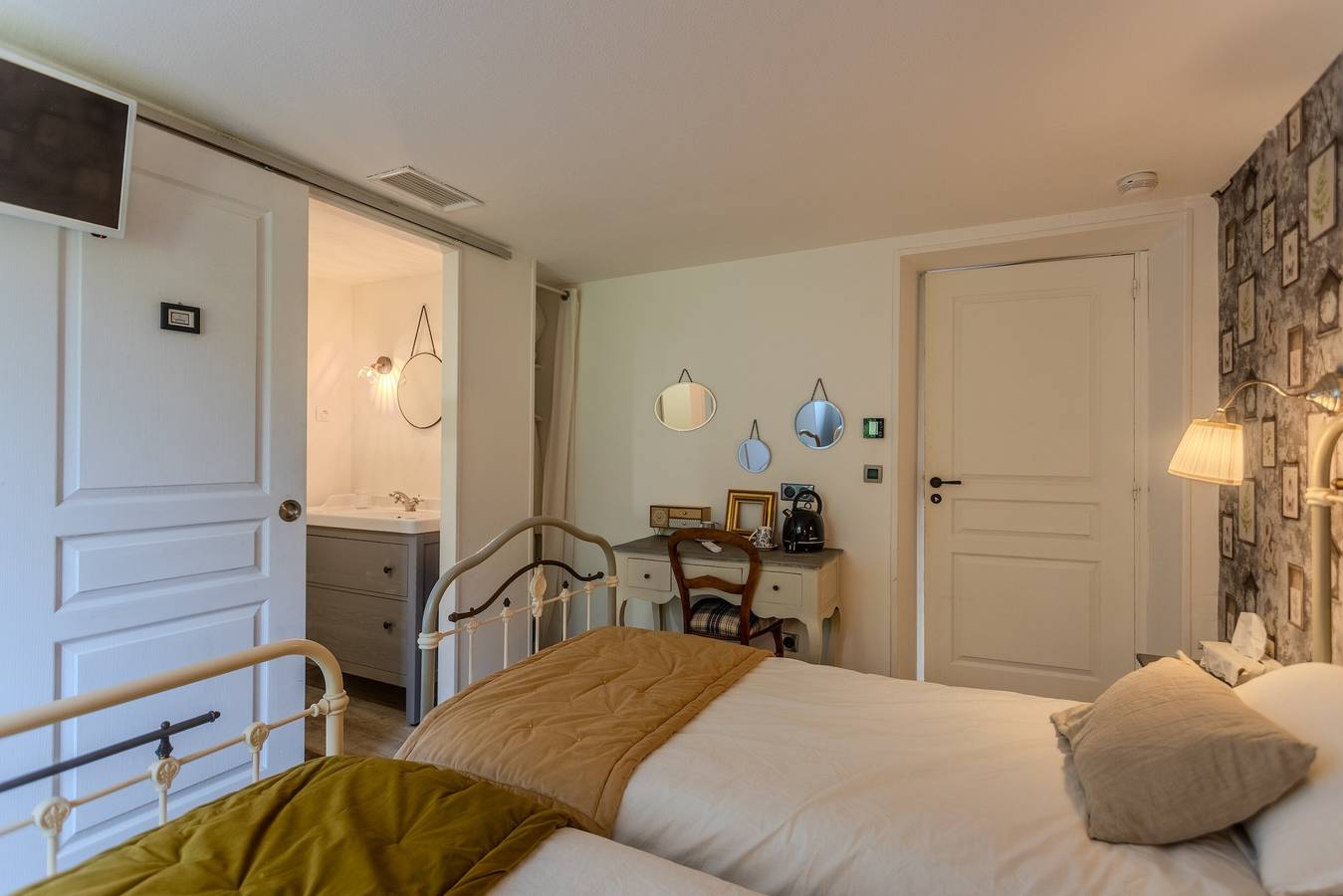 Chambre d'hôtes 'Iris' avec vue sur la montagne, Wi-Fi et climatisation in Arzacq-Arraziguet, Béarn