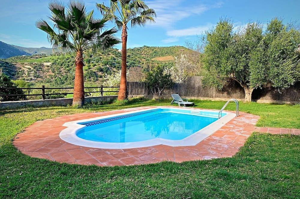 Charming Villa in Zahara de la Sierra, Cádiz: pool & pet - friendly in Zahara de la Sierra, White Villages