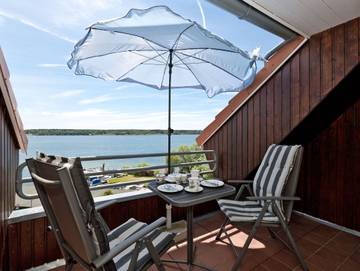 Ferienwohnung für 2 Personen, mit Balkon und Seeblick sowie Ausblick in Waren (Müritz)
