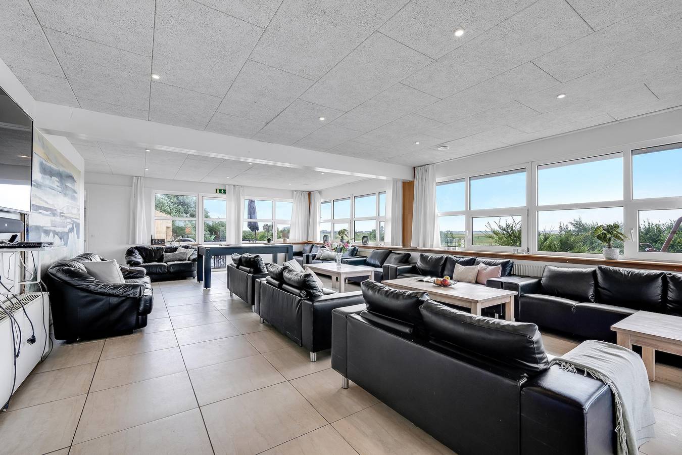 40-person holiday home, with large pool area and panoramic views of the Limfjord. in Thyholm, Oddesund