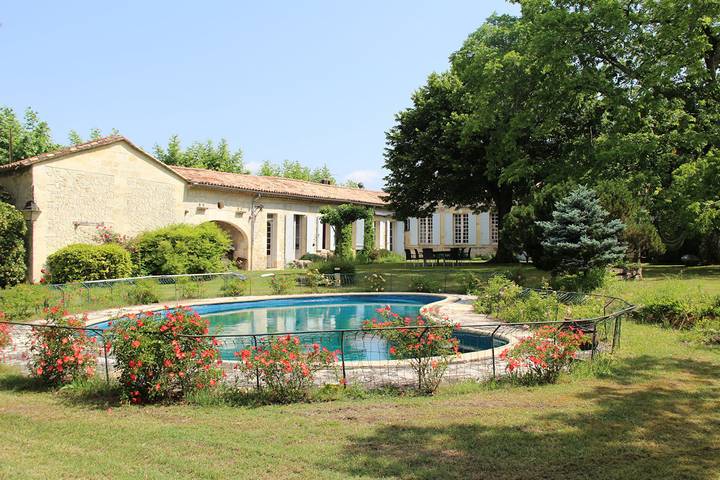 Gîte pour 11 personnes, avec jardin ainsi que piscine et terrasse