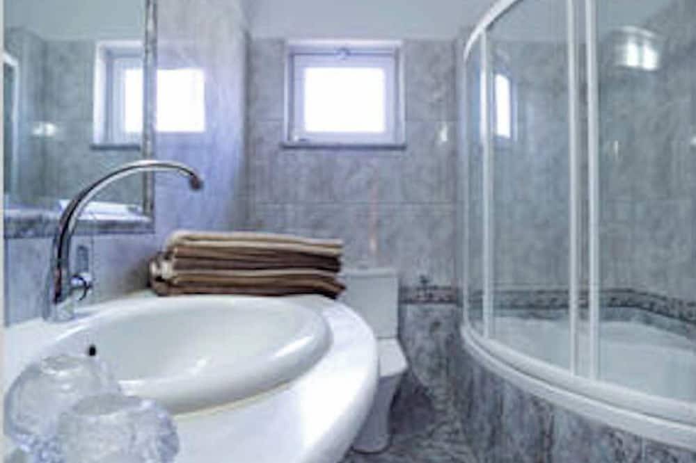 Entire apartment, Souda bay Penthouse - next to the beach - nature and farm around in Chania region