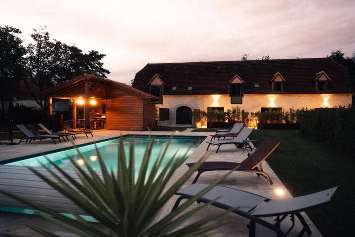 Location de vacances pour 14 personnes, avec Terrasse et Jacuzzi ainsi que Jardin et Piscine à Saint-Sozy