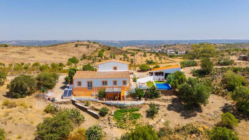 Gîte pour 5 personnes, avec Balcon et Terrasse ainsi que Jardin et Piscine dans Odeleite