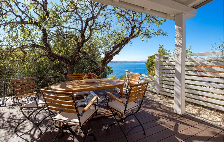 Acogedor apartamento con vistas al mar, terraza y wifi cerca de la playa in Lukovo Šugarje, Parque Natural del Velebit