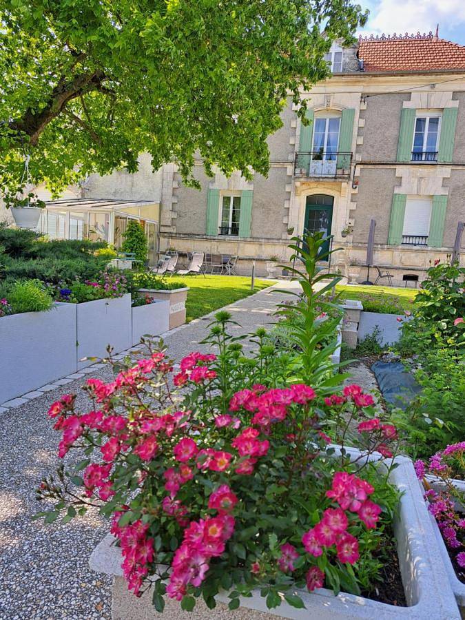 Gîte pour 2 personnes, avec Terrasse ainsi que Jardin et Vue dans Réaux-sur-Trèfle