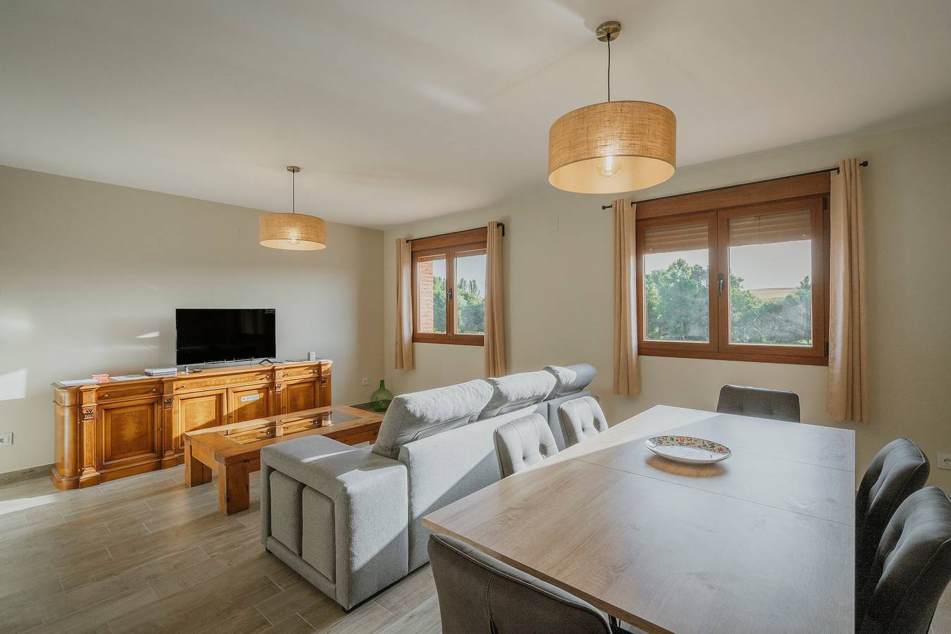 Apartamento 'Velasco I' con terraza privada, Wi-Fi y aire acondicionado in Cabañas de Polendos, Provincia de Segovia