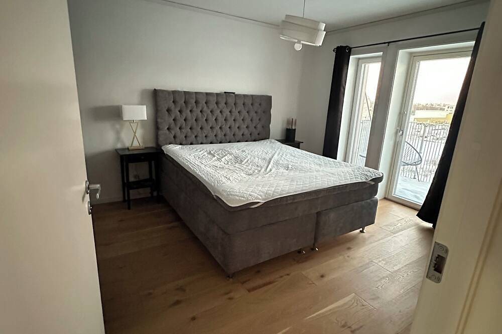 Hel lägenhet, ✨ Modern lyxlägenhet 78 kvm • 2 balkonger • Golfutsikt • Ac & 70” Tv ✨ in Örebro, Örebro kommun