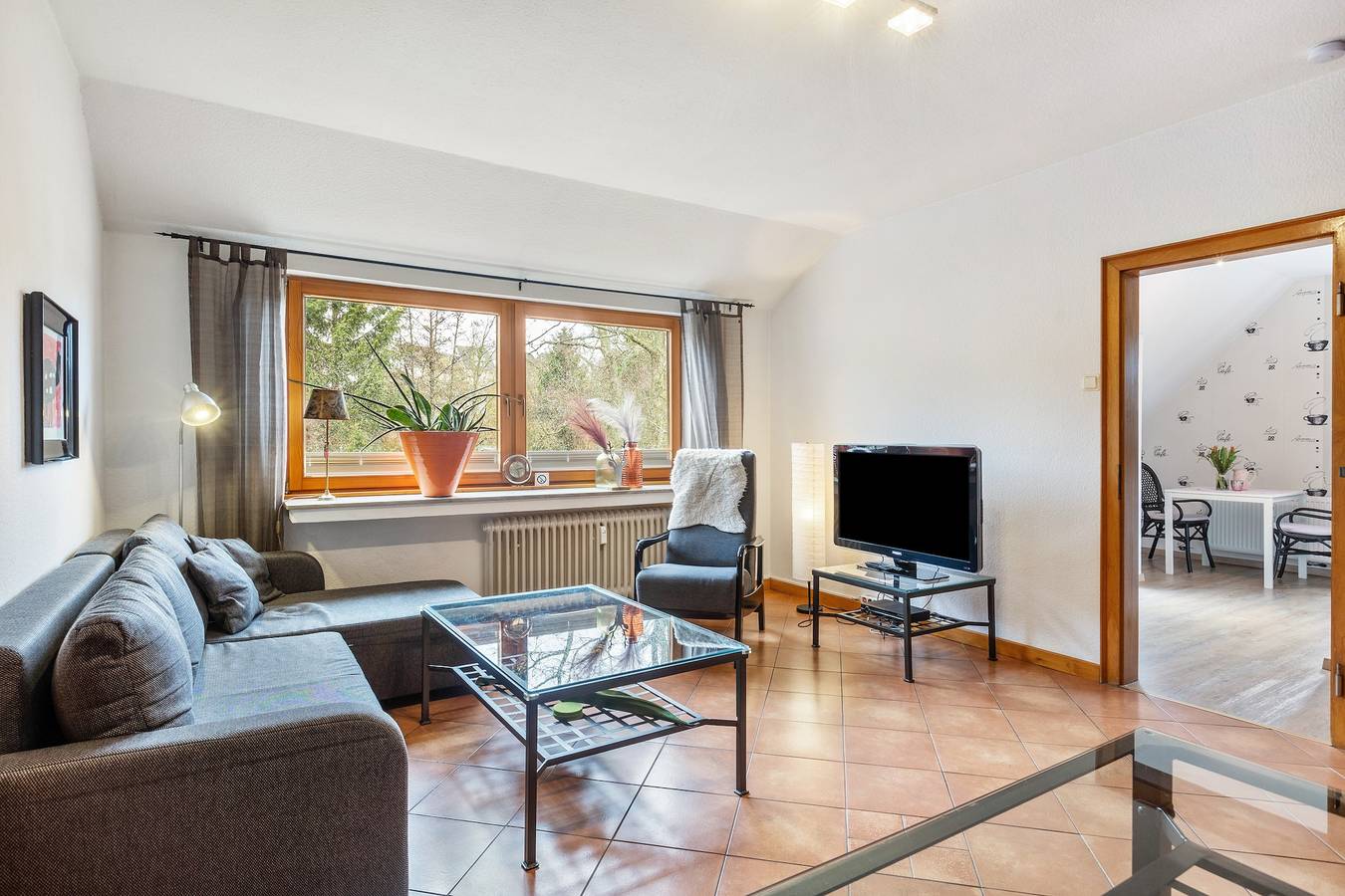 Apartamento entero, Apartamento 'Fewo Am See' con vistas al lago, terraza compartida y Wi-Fi in Olsberg, Upland